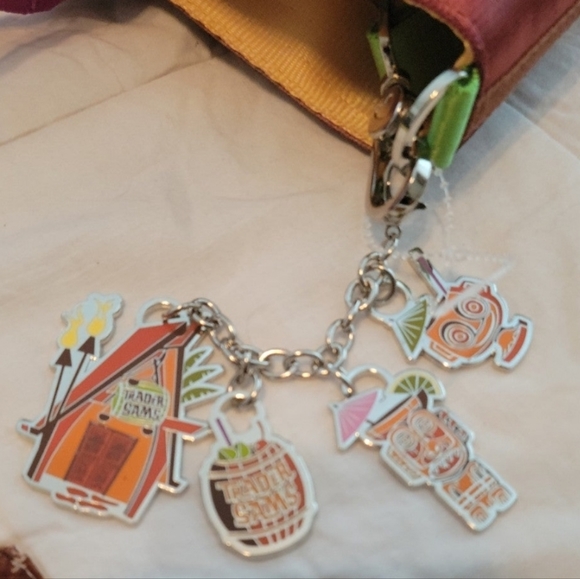 Harveys Shag Disney Wonderground Tiki purse - Picture 3 of 5